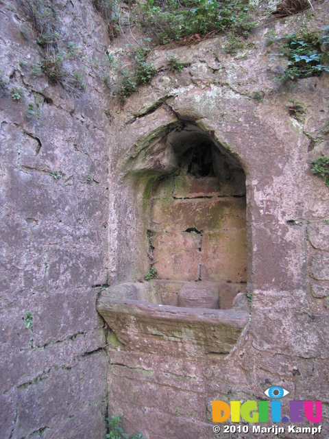 SX16530 Goodrich Castle fountain